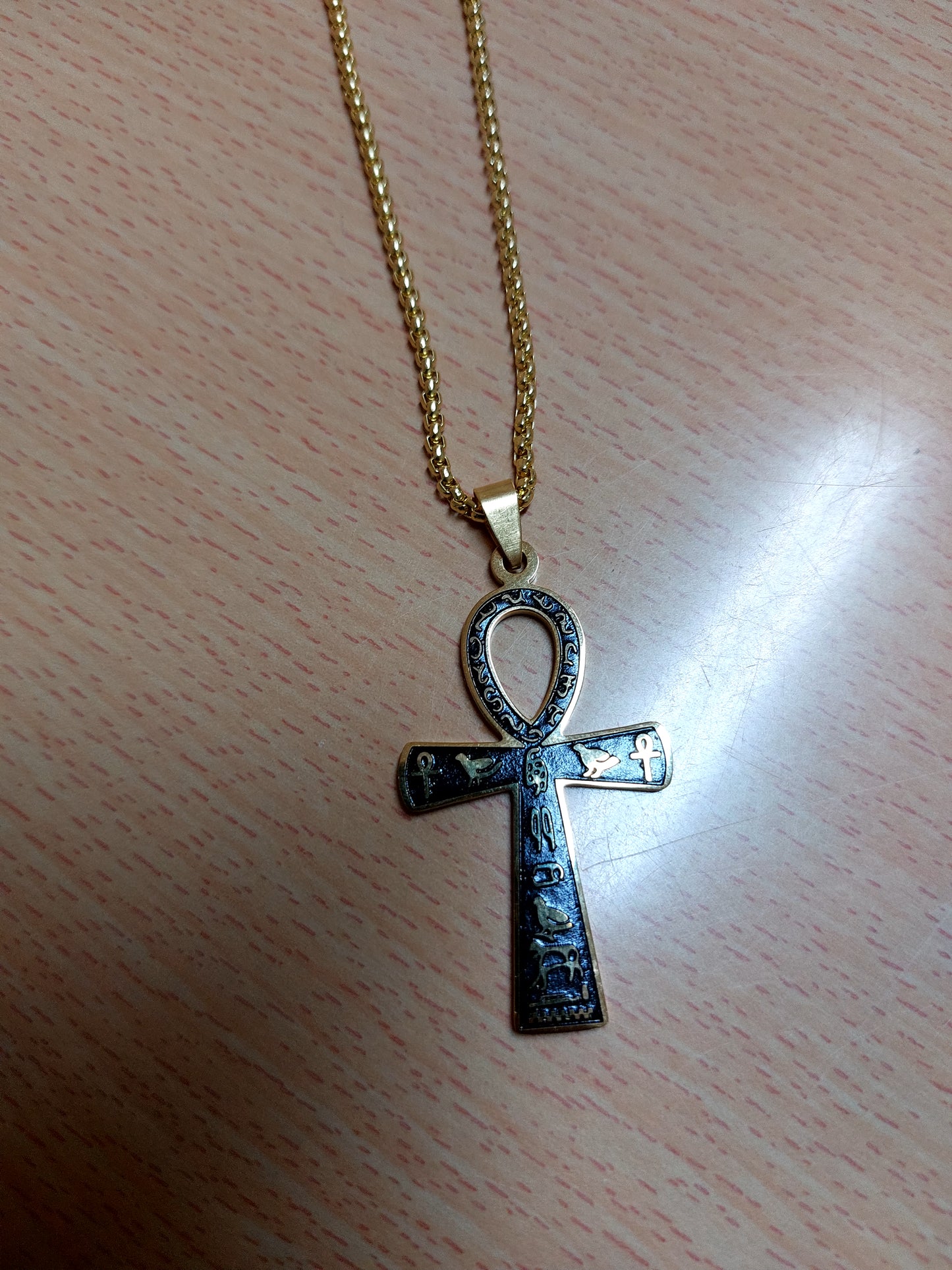 Croix de anhk noire gravée