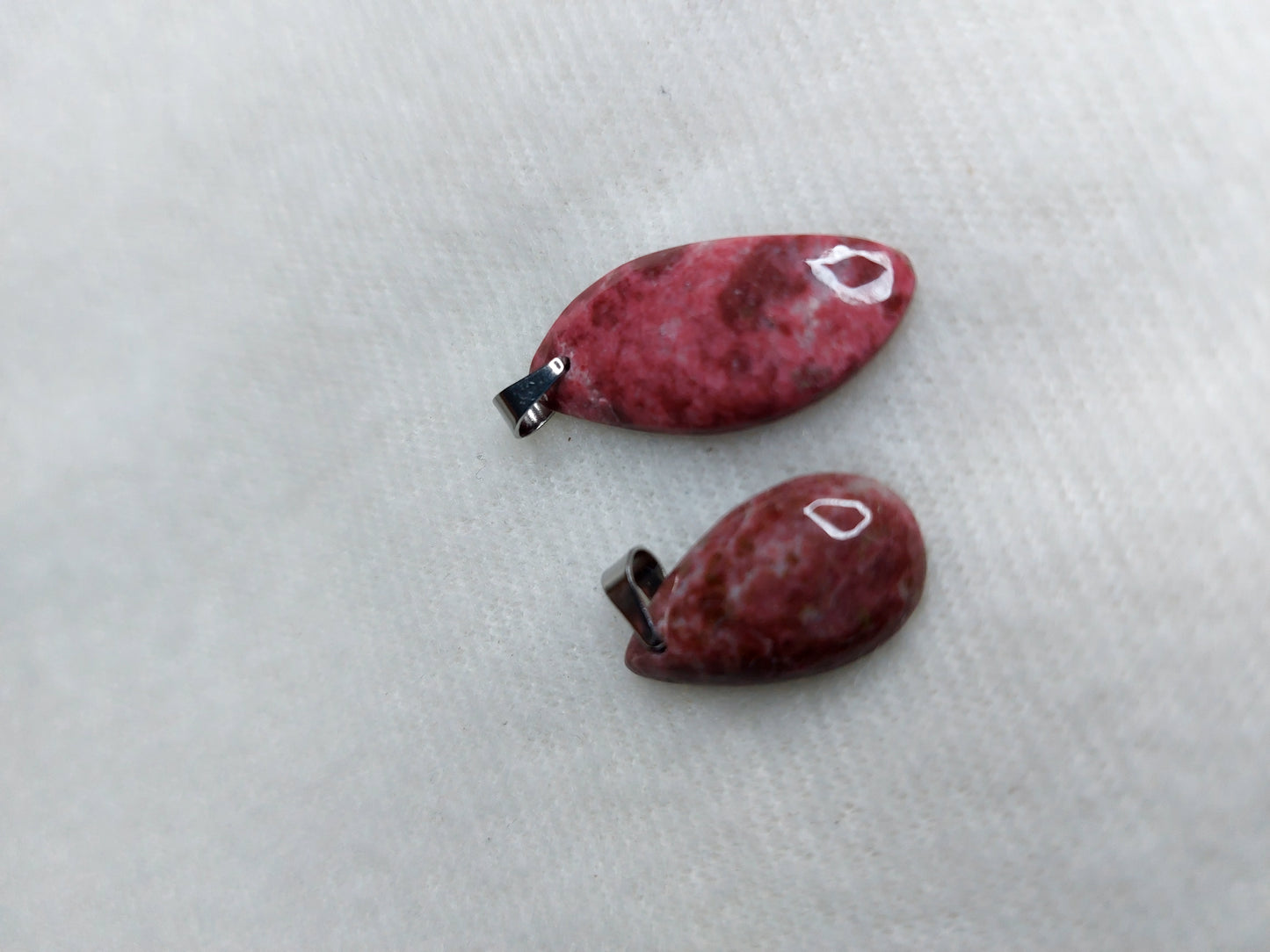 Thulite pendentit